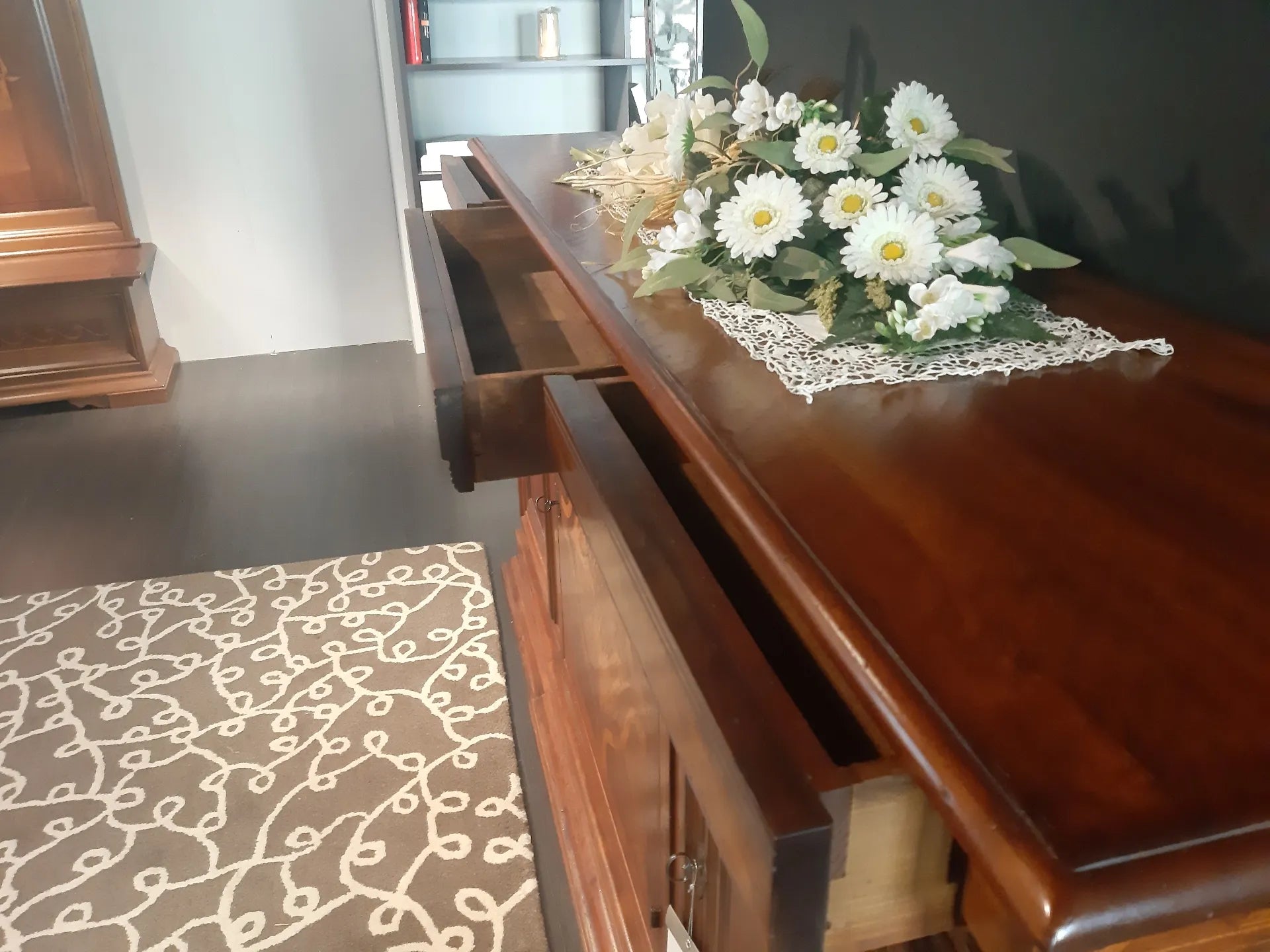 Credenza in noce massello