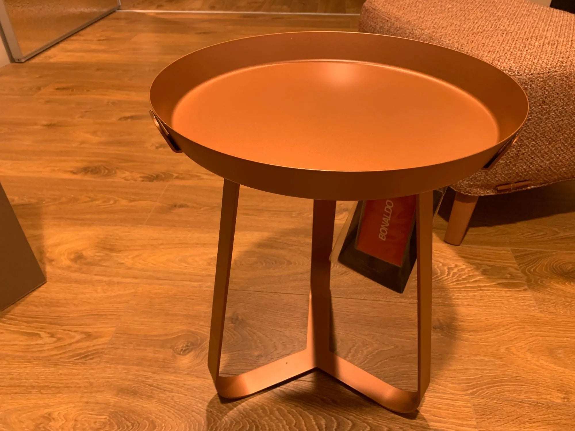 Tavolino Bonaldo con vassoio estraibile verniciato rame