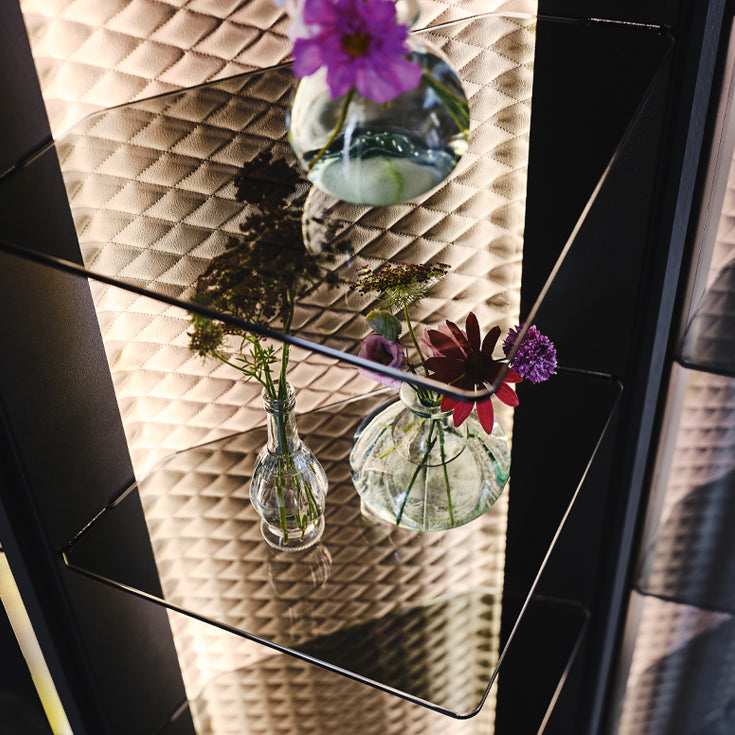 Vetrina Atelier Cattelan - struttura in acciaio, ante, fianchi, top e fondo in cristallo e schienale in pelle o ecopelle