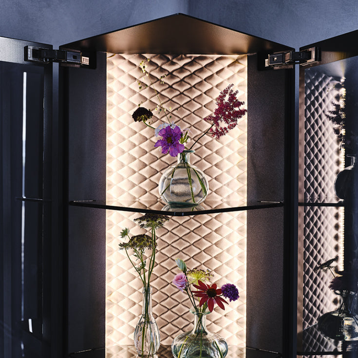 Vetrina Atelier Cattelan - struttura in acciaio, ante, fianchi, top e fondo in cristallo e schienale in pelle o ecopelle