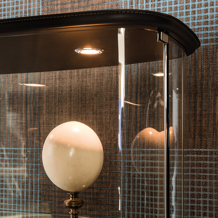 Vetrina Concerto Cattelan - struttura in cristallo e fondo in cuoio