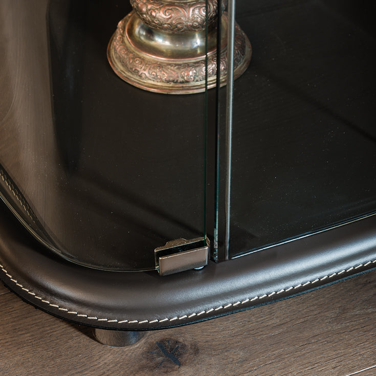 Vetrina Concerto Cattelan - struttura in cristallo e fondo in cuoio