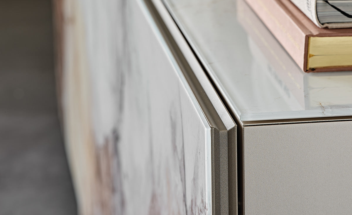 Credenza Focus Crystalart Cattelan -madia contenitore in legno, profili in alluminio, ante e ripiani interni in cristallo