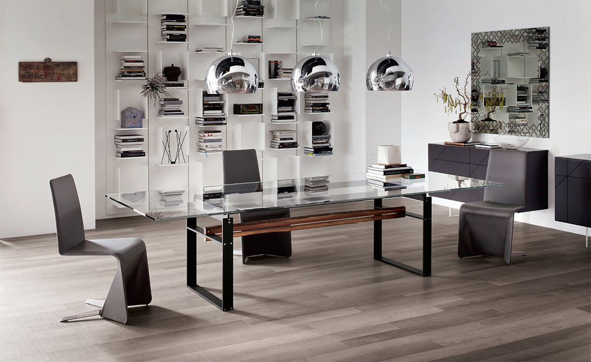 Tavolo Jerez Cattelan - base in acciaio con trave in legno e piano in cristallo