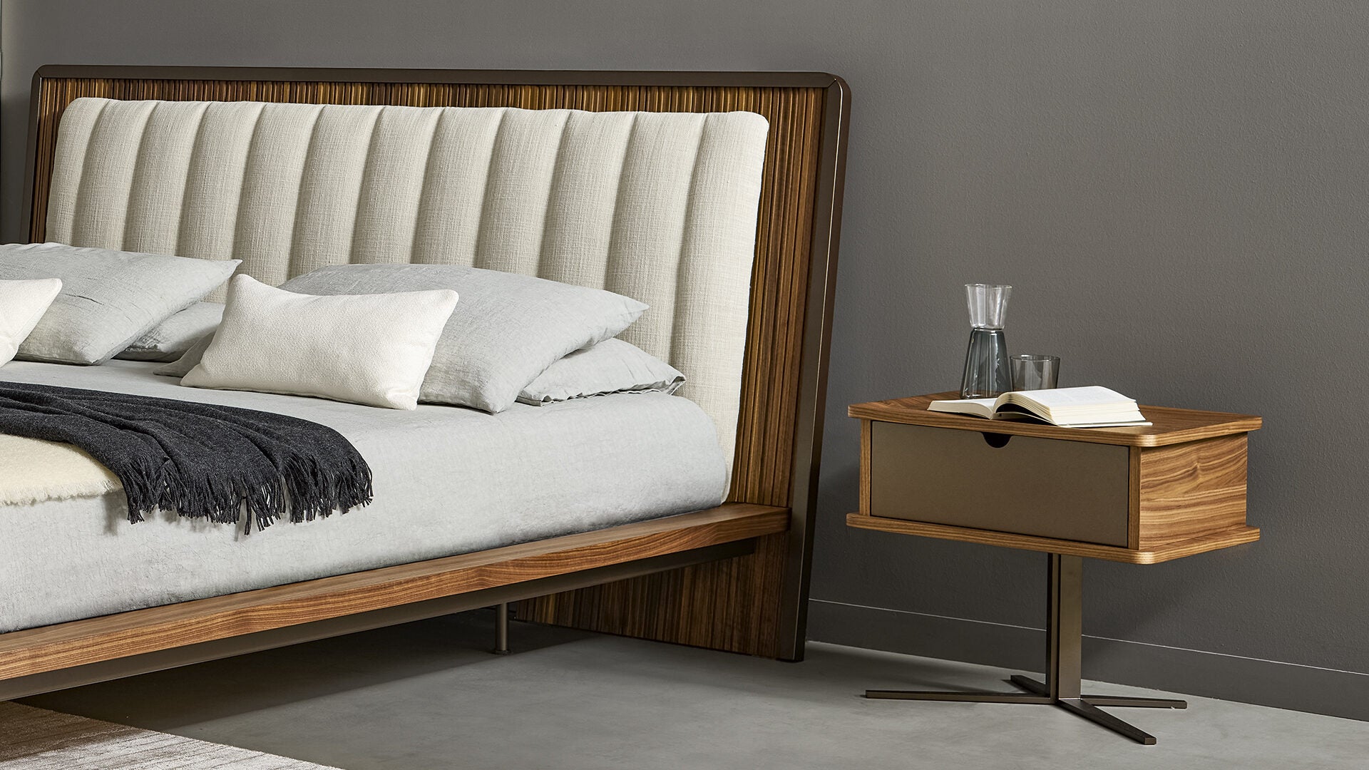 Comodino Nelson Bonaldo - base in metallo, cassetto e struttura in legno