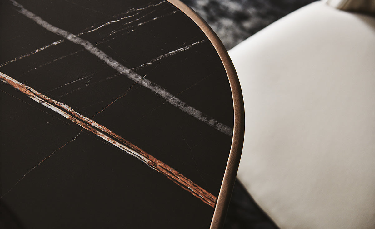 Tavolo Soho Keramik Premium Cattelan - base in acciaio e piano in ceramica con profilo inferiore arrotondato e verniciato brushed bronze/grey